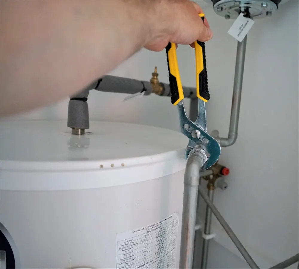 Kombi bağlantıları üzerinde çalışan teknik servis çalışanı